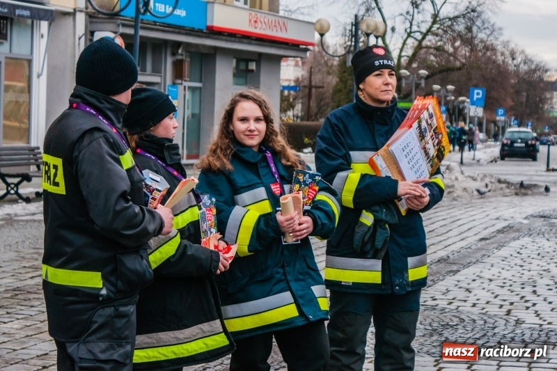 Zdjęcie w galerii na portalu naszraciborz.pl: Wielka Orkiestra Świątecznej Pomocy rozgrzewała na Rynku  wiadomości z regionu