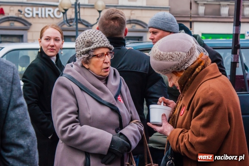 Zdjęcie w galerii na portalu naszraciborz.pl: Wielka Orkiestra Świątecznej Pomocy rozgrzewała na Rynku  wiadomości z regionu