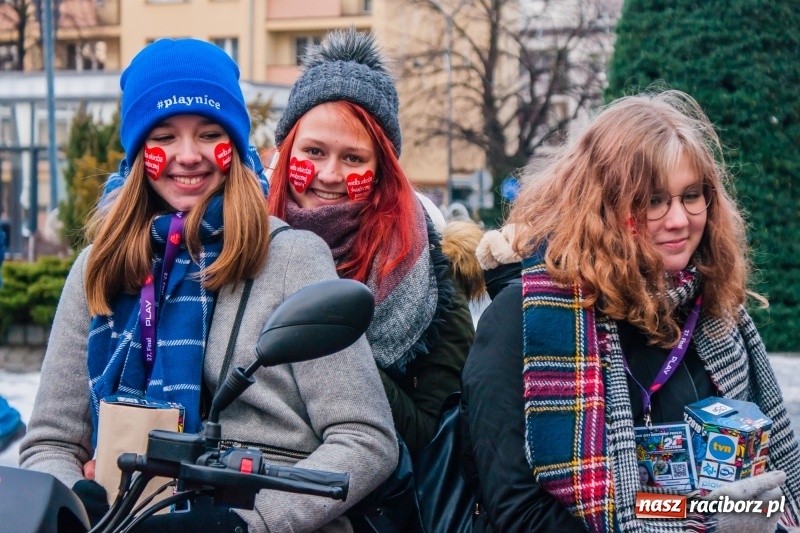 Zdjęcie w galerii na portalu naszraciborz.pl: Wielka Orkiestra Świątecznej Pomocy rozgrzewała na Rynku  wiadomości z regionu