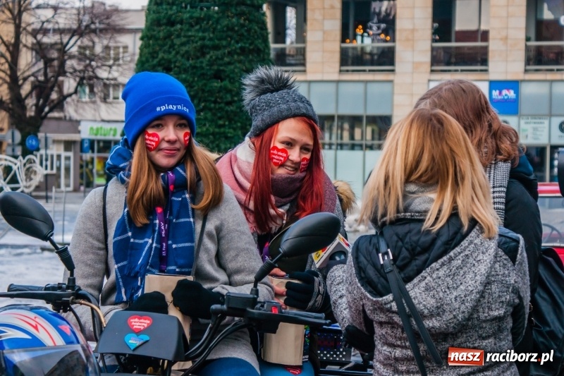 Zdjęcie w galerii na portalu naszraciborz.pl: Wielka Orkiestra Świątecznej Pomocy rozgrzewała na Rynku  wiadomości z regionu