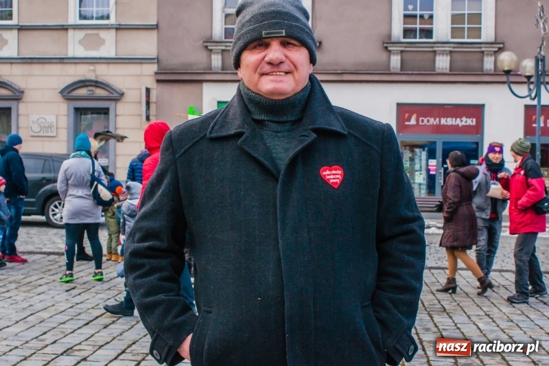 Zdjęcie w galerii na portalu naszraciborz.pl: Wielka Orkiestra Świątecznej Pomocy rozgrzewała na Rynku  wiadomości z regionu