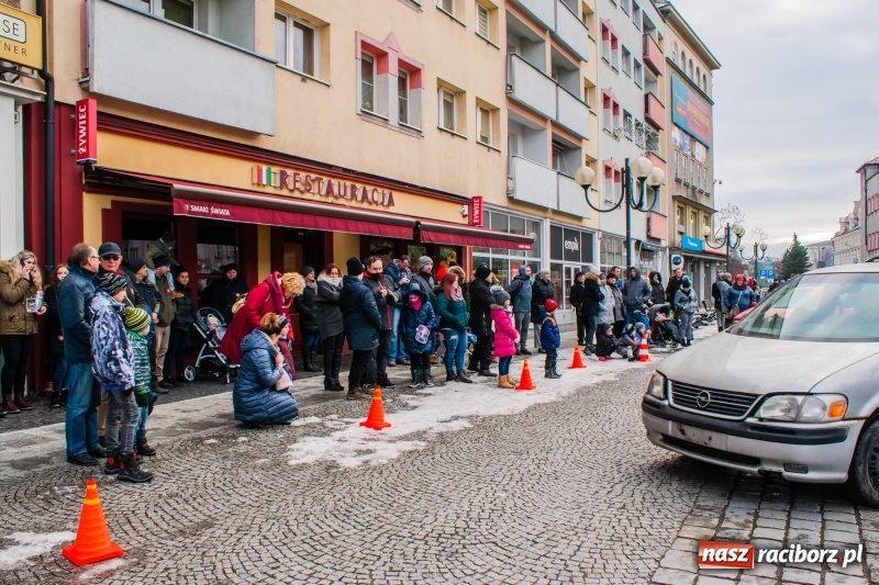 Zdjęcie w galerii na portalu naszraciborz.pl: Wielka Orkiestra Świątecznej Pomocy rozgrzewała na Rynku  wiadomości z regionu