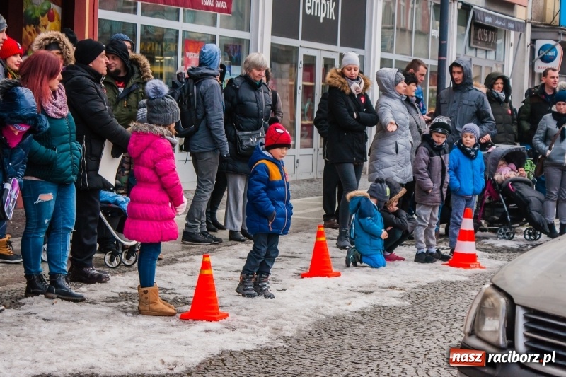 Zdjęcie w galerii na portalu naszraciborz.pl: Wielka Orkiestra Świątecznej Pomocy rozgrzewała na Rynku  wiadomości z regionu