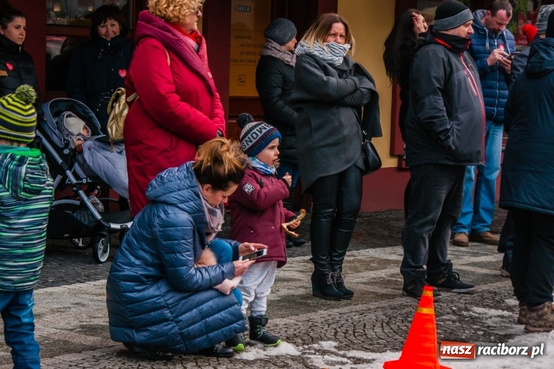 Zdjęcie w galerii na portalu naszraciborz.pl: Wielka Orkiestra Świątecznej Pomocy rozgrzewała na Rynku  wiadomości z regionu