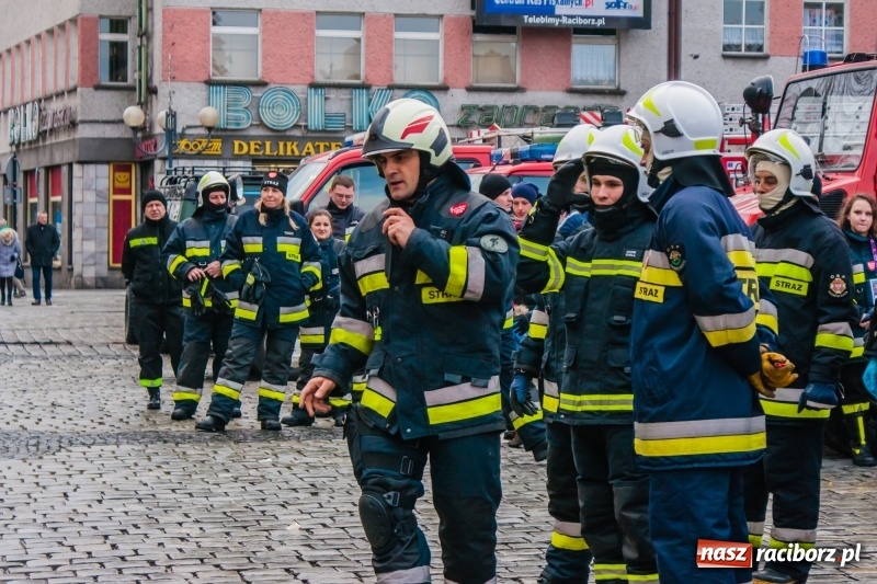 Zdjęcie w galerii na portalu naszraciborz.pl: Wielka Orkiestra Świątecznej Pomocy rozgrzewała na Rynku  wiadomości z regionu