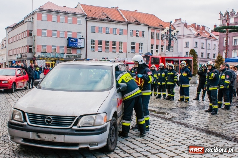 Zdjęcie w galerii na portalu naszraciborz.pl: Wielka Orkiestra Świątecznej Pomocy rozgrzewała na Rynku  wiadomości z regionu