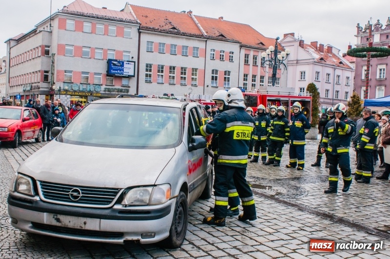 Zdjęcie w galerii na portalu naszraciborz.pl: Wielka Orkiestra Świątecznej Pomocy rozgrzewała na Rynku  wiadomości z regionu