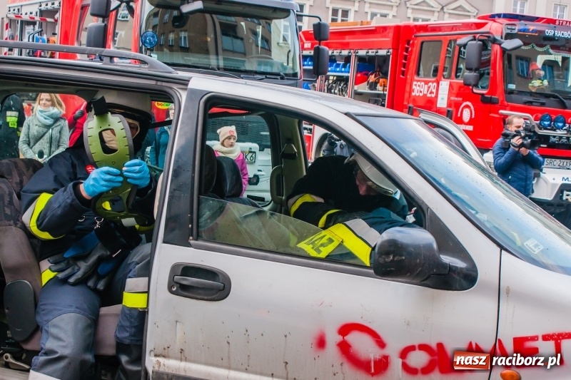 Zdjęcie w galerii na portalu naszraciborz.pl: Wielka Orkiestra Świątecznej Pomocy rozgrzewała na Rynku  wiadomości z regionu