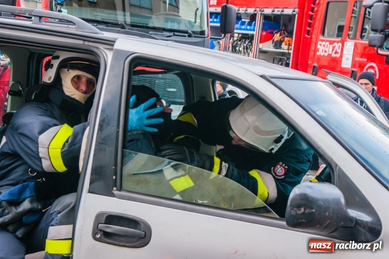 Zdjęcie w galerii na portalu naszraciborz.pl: Wielka Orkiestra Świątecznej Pomocy rozgrzewała na Rynku  wiadomości z regionu