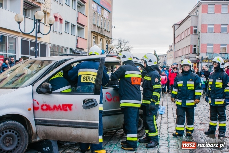 Zdjęcie w galerii na portalu naszraciborz.pl: Wielka Orkiestra Świątecznej Pomocy rozgrzewała na Rynku  wiadomości z regionu