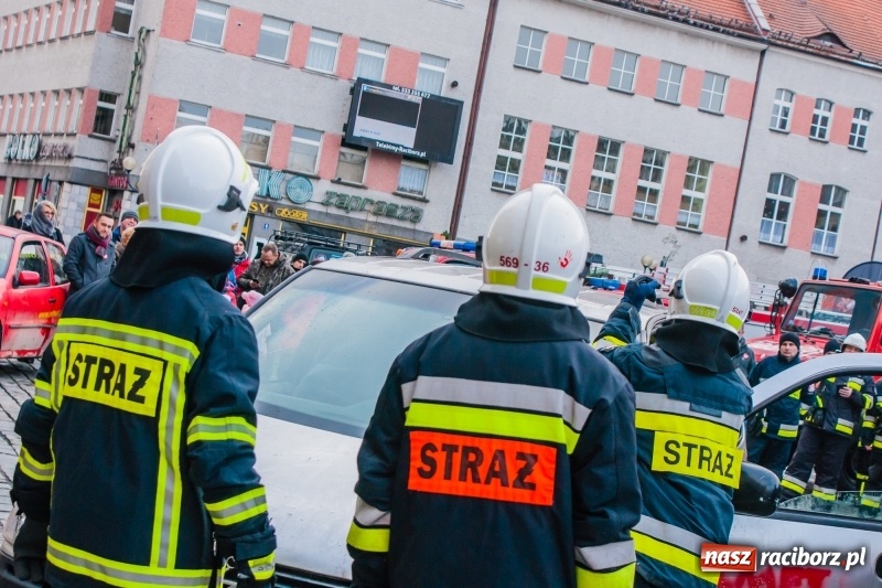 Zdjęcie w galerii na portalu naszraciborz.pl: Wielka Orkiestra Świątecznej Pomocy rozgrzewała na Rynku  wiadomości z regionu