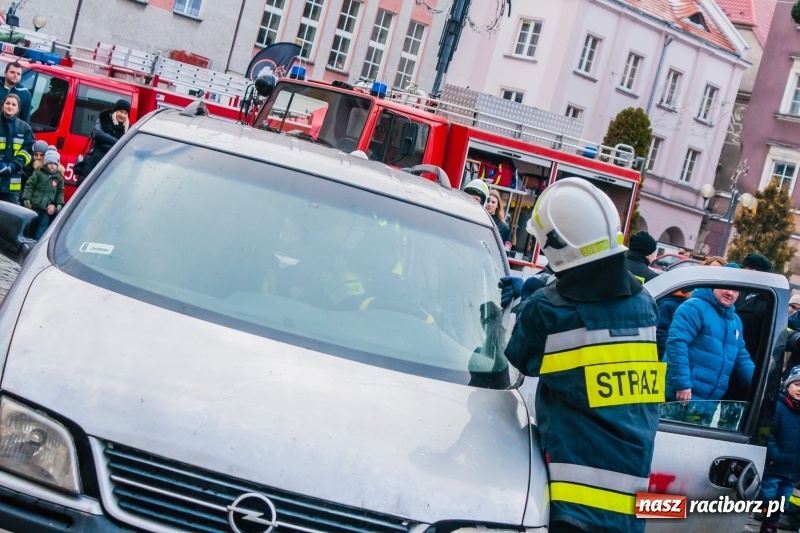 Zdjęcie w galerii na portalu naszraciborz.pl: Wielka Orkiestra Świątecznej Pomocy rozgrzewała na Rynku  wiadomości z regionu