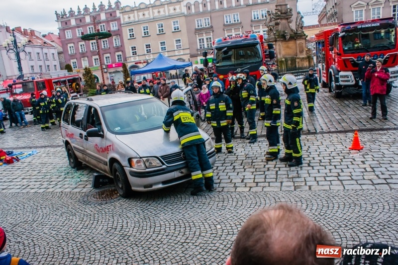 Zdjęcie w galerii na portalu naszraciborz.pl: Wielka Orkiestra Świątecznej Pomocy rozgrzewała na Rynku  wiadomości z regionu
