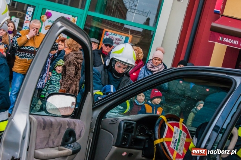 Zdjęcie w galerii na portalu naszraciborz.pl: Wielka Orkiestra Świątecznej Pomocy rozgrzewała na Rynku  wiadomości z regionu