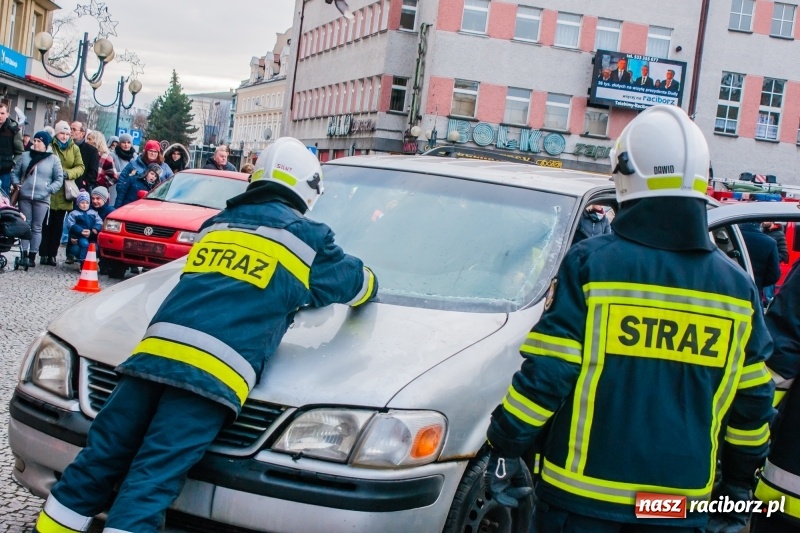 Zdjęcie w galerii na portalu naszraciborz.pl: Wielka Orkiestra Świątecznej Pomocy rozgrzewała na Rynku  wiadomości z regionu