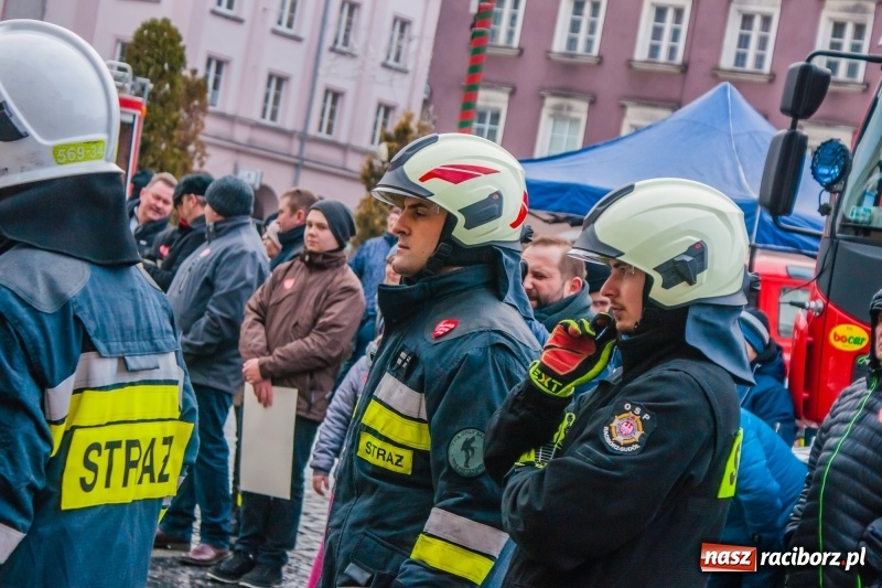Zdjęcie w galerii na portalu naszraciborz.pl: Wielka Orkiestra Świątecznej Pomocy rozgrzewała na Rynku  wiadomości z regionu