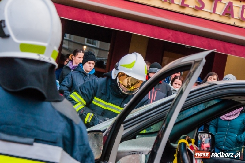 Zdjęcie w galerii na portalu naszraciborz.pl: Wielka Orkiestra Świątecznej Pomocy rozgrzewała na Rynku  wiadomości z regionu
