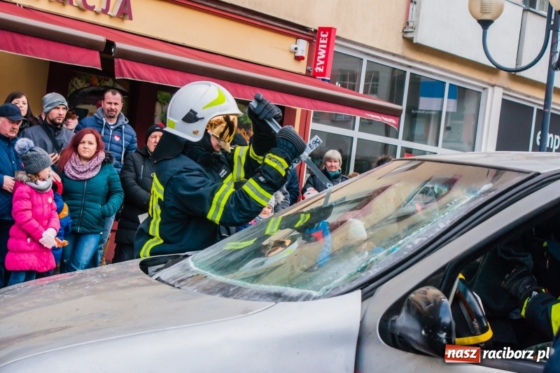 Zdjęcie w galerii na portalu naszraciborz.pl: Wielka Orkiestra Świątecznej Pomocy rozgrzewała na Rynku  wiadomości z regionu