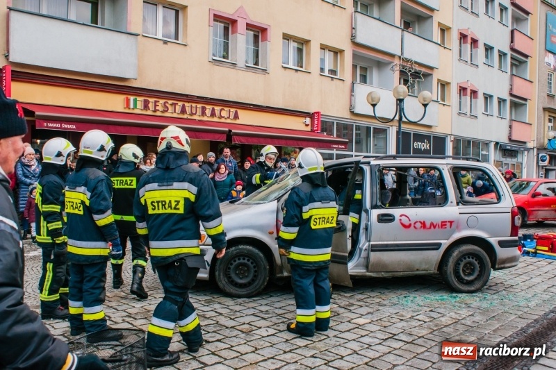 Zdjęcie w galerii na portalu naszraciborz.pl: Wielka Orkiestra Świątecznej Pomocy rozgrzewała na Rynku  wiadomości z regionu