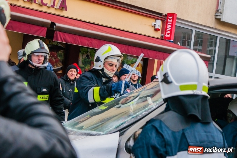 Zdjęcie w galerii na portalu naszraciborz.pl: Wielka Orkiestra Świątecznej Pomocy rozgrzewała na Rynku  wiadomości z regionu