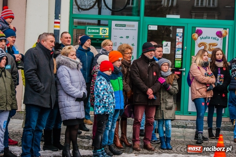 Zdjęcie w galerii na portalu naszraciborz.pl: Wielka Orkiestra Świątecznej Pomocy rozgrzewała na Rynku  wiadomości z regionu