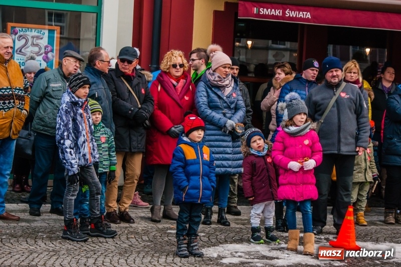 Zdjęcie w galerii na portalu naszraciborz.pl: Wielka Orkiestra Świątecznej Pomocy rozgrzewała na Rynku  wiadomości z regionu