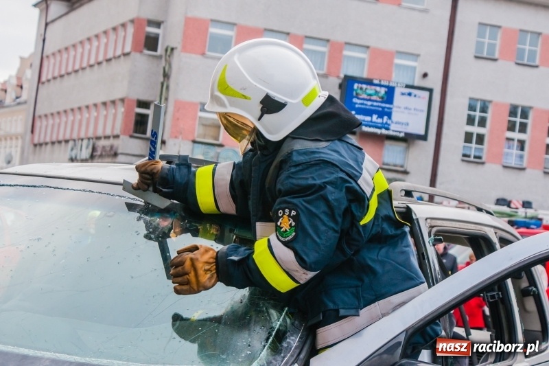 Zdjęcie w galerii na portalu naszraciborz.pl: Wielka Orkiestra Świątecznej Pomocy rozgrzewała na Rynku  wiadomości z regionu