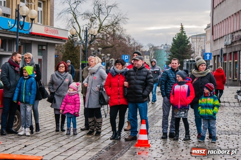 Zdjęcie w galerii na portalu naszraciborz.pl: Wielka Orkiestra Świątecznej Pomocy rozgrzewała na Rynku  wiadomości z regionu