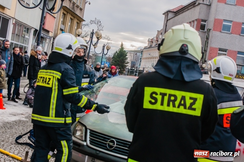 Zdjęcie w galerii na portalu naszraciborz.pl: Wielka Orkiestra Świątecznej Pomocy rozgrzewała na Rynku  wiadomości z regionu