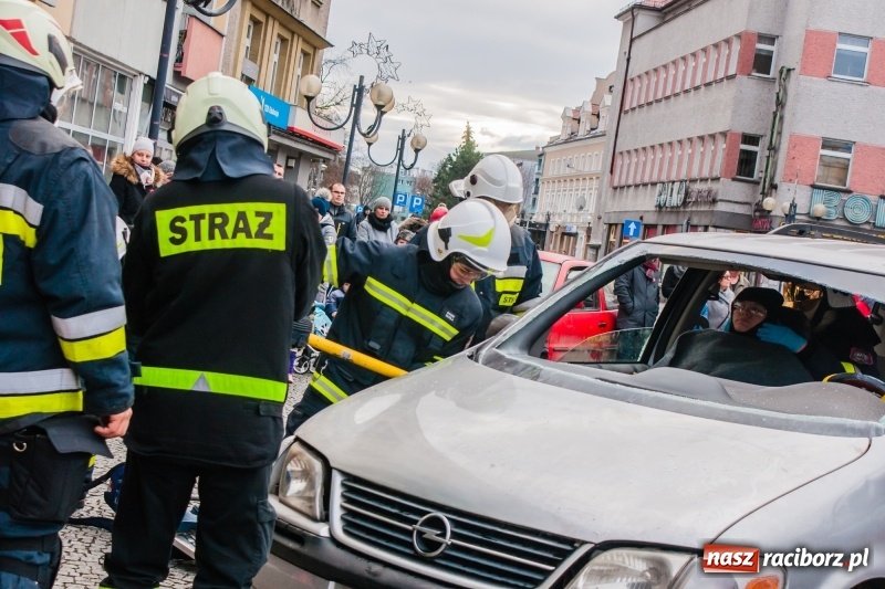 Zdjęcie w galerii na portalu naszraciborz.pl: Wielka Orkiestra Świątecznej Pomocy rozgrzewała na Rynku  wiadomości z regionu