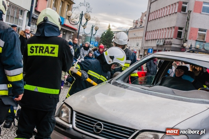Zdjęcie w galerii na portalu naszraciborz.pl: Wielka Orkiestra Świątecznej Pomocy rozgrzewała na Rynku  wiadomości z regionu