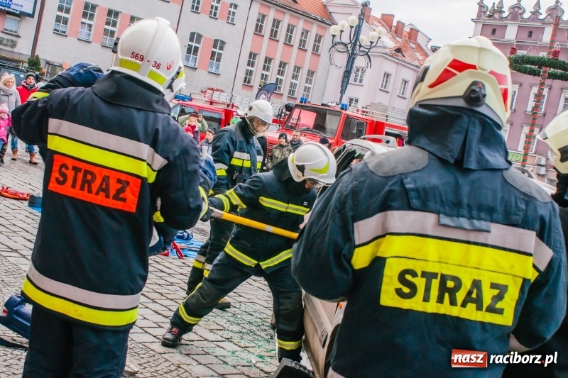 Zdjęcie w galerii na portalu naszraciborz.pl: Wielka Orkiestra Świątecznej Pomocy rozgrzewała na Rynku  wiadomości z regionu