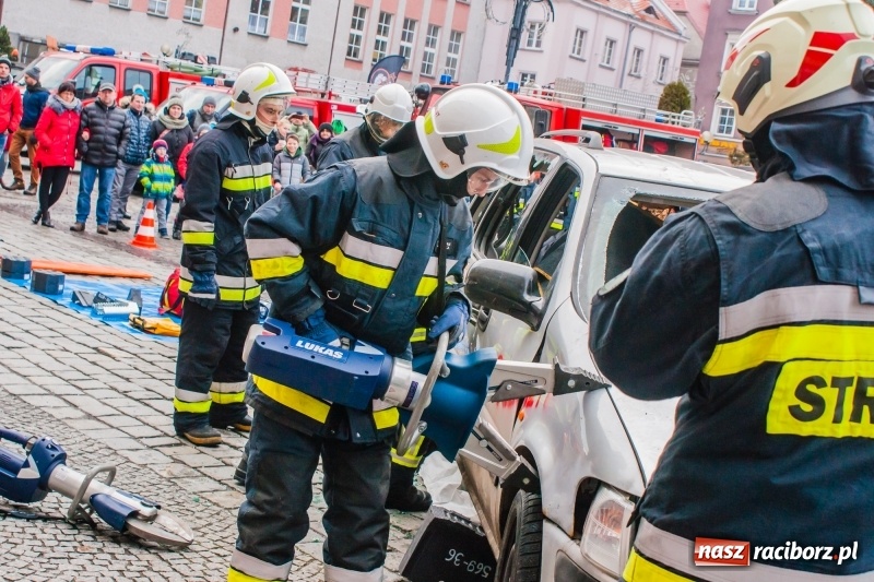 Zdjęcie w galerii na portalu naszraciborz.pl: Wielka Orkiestra Świątecznej Pomocy rozgrzewała na Rynku  wiadomości z regionu