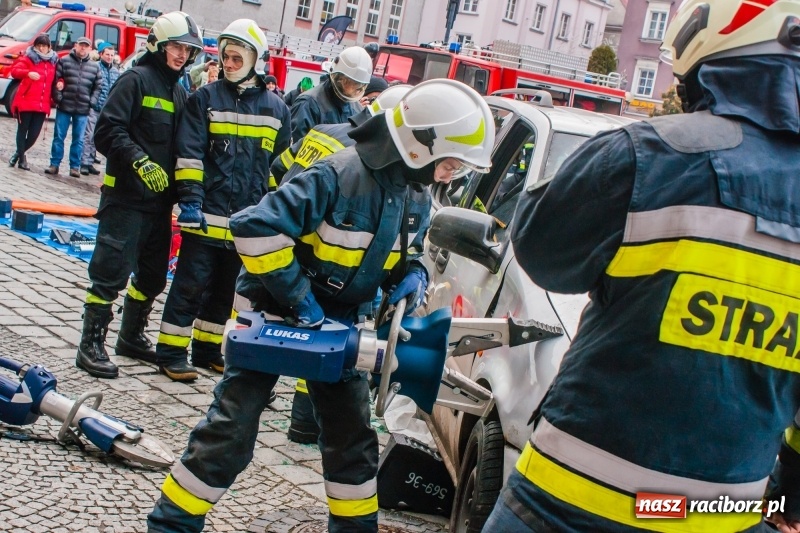 Zdjęcie w galerii na portalu naszraciborz.pl: Wielka Orkiestra Świątecznej Pomocy rozgrzewała na Rynku  wiadomości z regionu