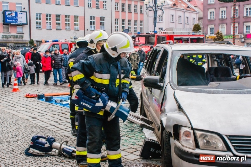 Zdjęcie w galerii na portalu naszraciborz.pl: Wielka Orkiestra Świątecznej Pomocy rozgrzewała na Rynku  wiadomości z regionu