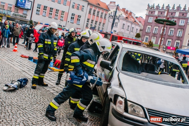 Zdjęcie w galerii na portalu naszraciborz.pl: Wielka Orkiestra Świątecznej Pomocy rozgrzewała na Rynku  wiadomości z regionu