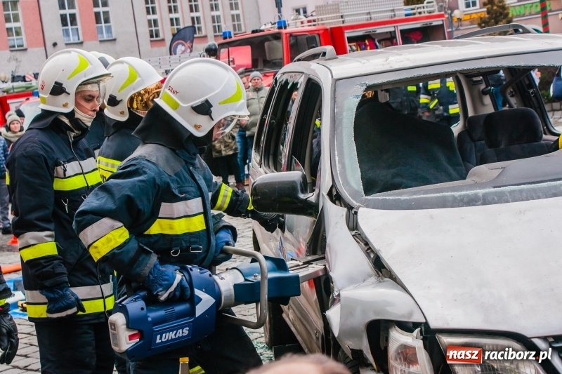 Zdjęcie w galerii na portalu naszraciborz.pl: Wielka Orkiestra Świątecznej Pomocy rozgrzewała na Rynku  wiadomości z regionu