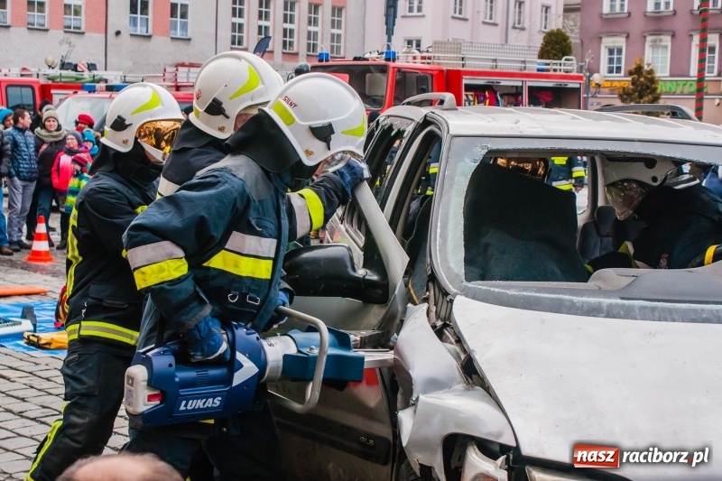 Zdjęcie w galerii na portalu naszraciborz.pl: Wielka Orkiestra Świątecznej Pomocy rozgrzewała na Rynku  wiadomości z regionu