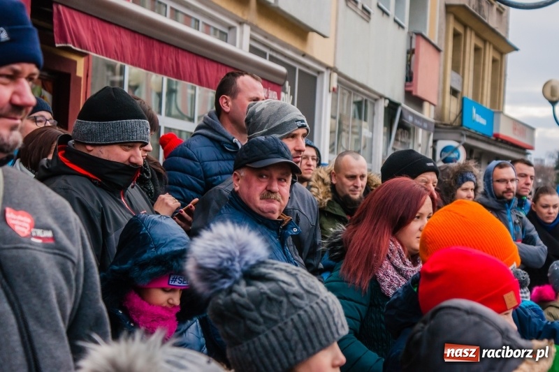 Zdjęcie w galerii na portalu naszraciborz.pl: Wielka Orkiestra Świątecznej Pomocy rozgrzewała na Rynku  wiadomości z regionu