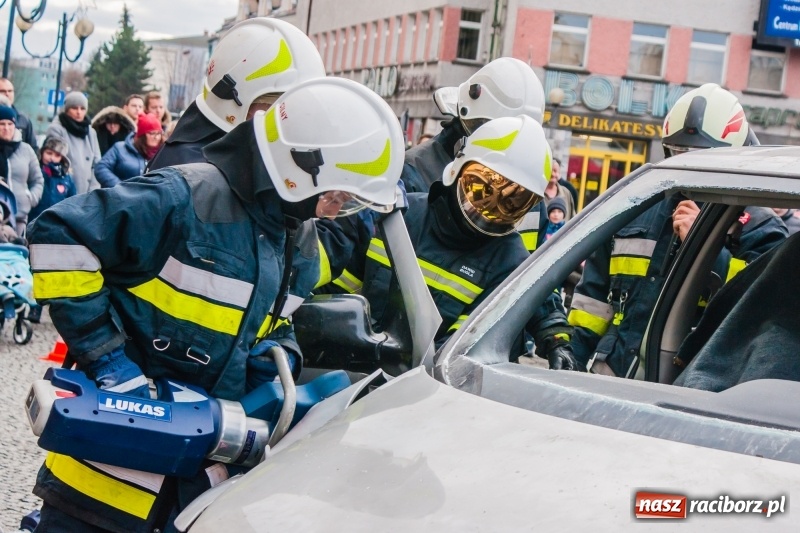 Zdjęcie w galerii na portalu naszraciborz.pl: Wielka Orkiestra Świątecznej Pomocy rozgrzewała na Rynku  wiadomości z regionu
