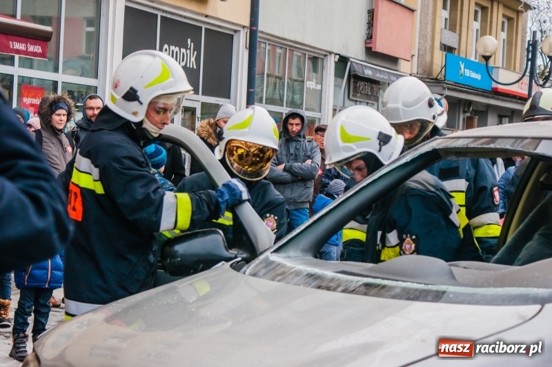 Zdjęcie w galerii na portalu naszraciborz.pl: Wielka Orkiestra Świątecznej Pomocy rozgrzewała na Rynku  wiadomości z regionu