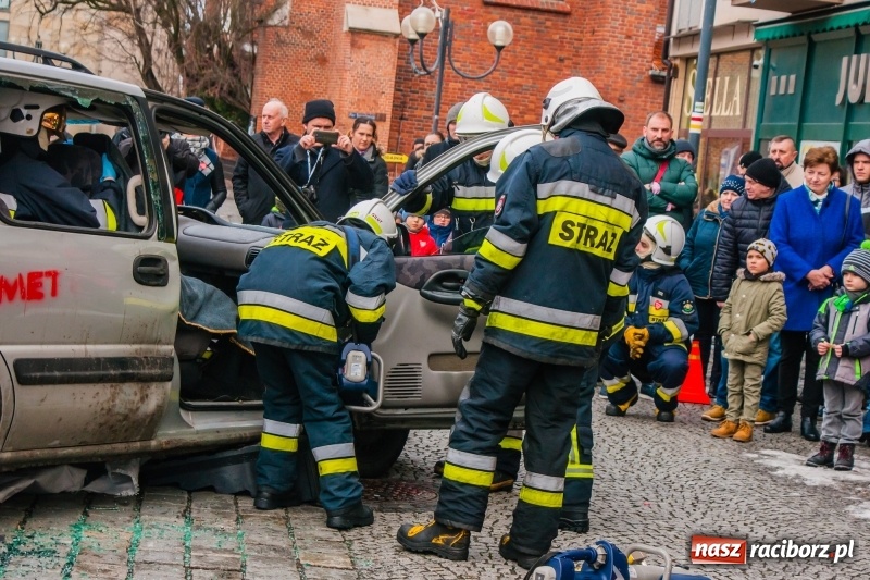 Zdjęcie w galerii na portalu naszraciborz.pl: Wielka Orkiestra Świątecznej Pomocy rozgrzewała na Rynku  wiadomości z regionu