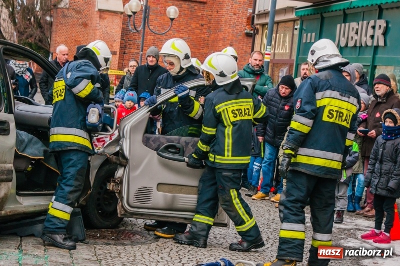 Zdjęcie w galerii na portalu naszraciborz.pl: Wielka Orkiestra Świątecznej Pomocy rozgrzewała na Rynku  wiadomości z regionu