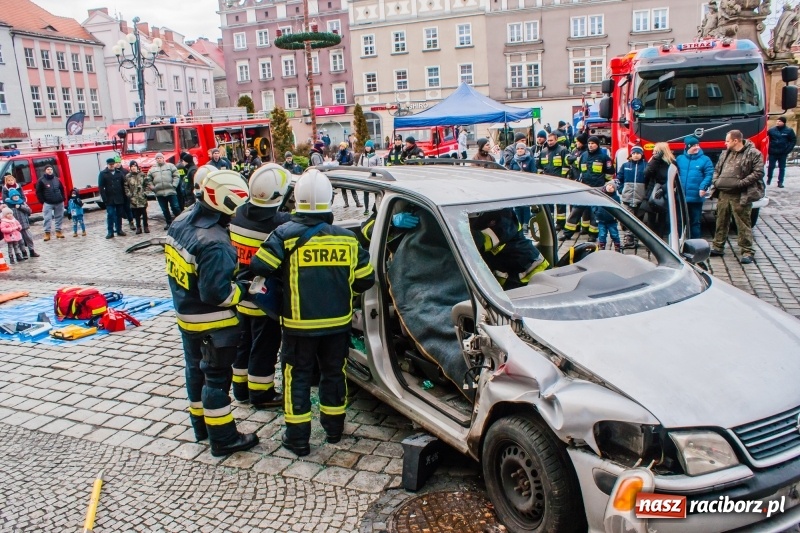 Zdjęcie w galerii na portalu naszraciborz.pl: Wielka Orkiestra Świątecznej Pomocy rozgrzewała na Rynku  wiadomości z regionu