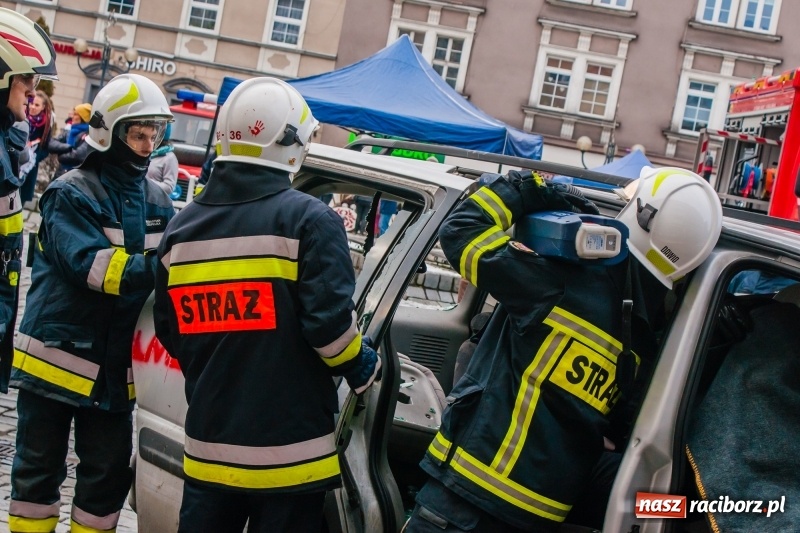 Zdjęcie w galerii na portalu naszraciborz.pl: Wielka Orkiestra Świątecznej Pomocy rozgrzewała na Rynku  wiadomości z regionu