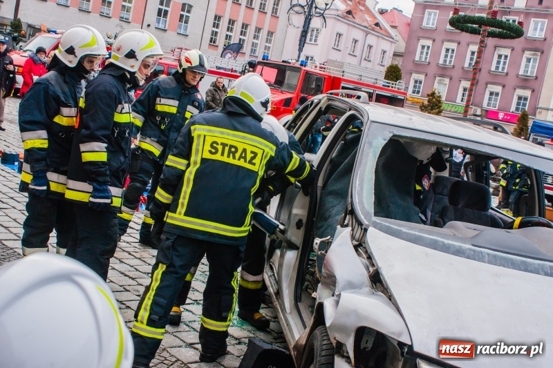 Zdjęcie w galerii na portalu naszraciborz.pl: Wielka Orkiestra Świątecznej Pomocy rozgrzewała na Rynku  wiadomości z regionu