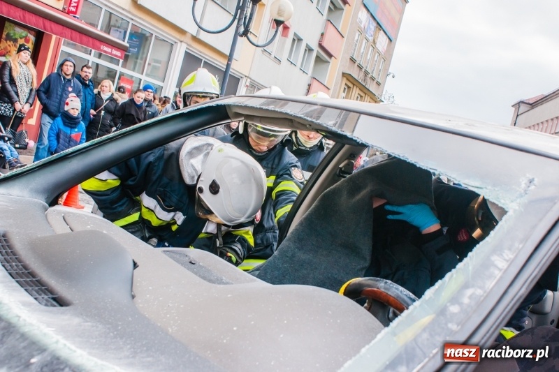 Zdjęcie w galerii na portalu naszraciborz.pl: Wielka Orkiestra Świątecznej Pomocy rozgrzewała na Rynku  wiadomości z regionu