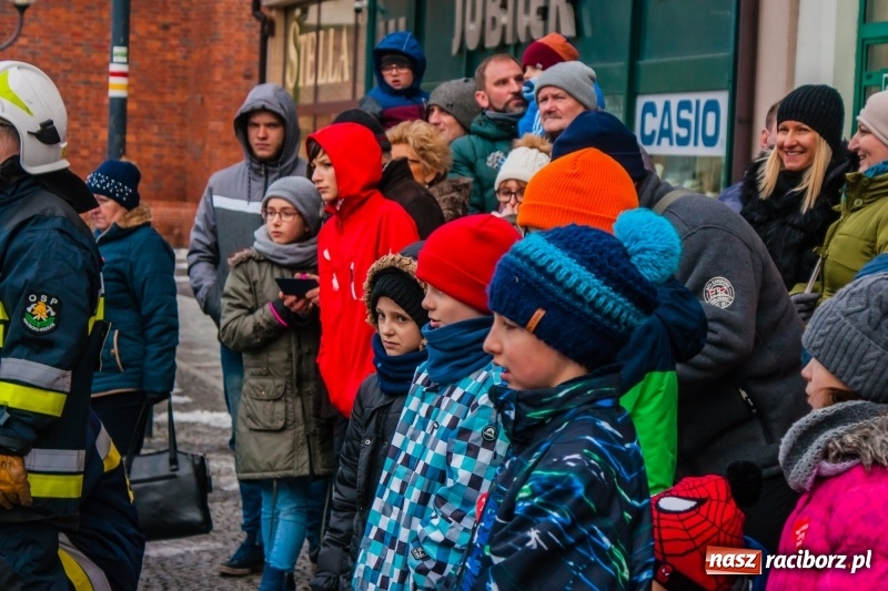 Zdjęcie w galerii na portalu naszraciborz.pl: Wielka Orkiestra Świątecznej Pomocy rozgrzewała na Rynku  wiadomości z regionu