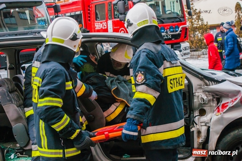 Zdjęcie w galerii na portalu naszraciborz.pl: Wielka Orkiestra Świątecznej Pomocy rozgrzewała na Rynku  wiadomości z regionu