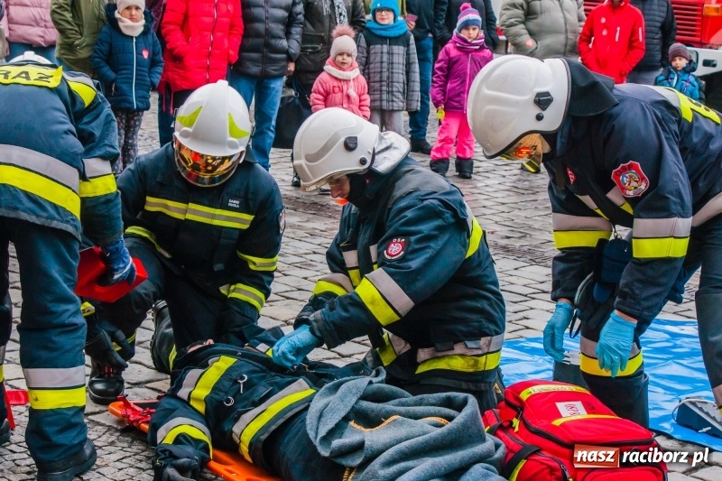 Zdjęcie w galerii na portalu naszraciborz.pl: Wielka Orkiestra Świątecznej Pomocy rozgrzewała na Rynku  wiadomości z regionu